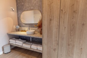 Shower, hair dryer, towels, soap - Abalona Holiday & Business Flat centrally located between Ghent Antwerp Brussels (Dendermonde)