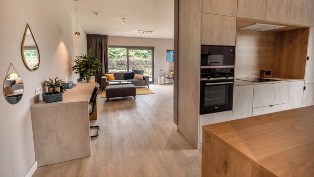 Una cucina moderna con mobili in legno e un forno a incasso.