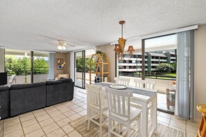 Apartamento, varias camas, lanai, vistas al jardín (White Sands Village 224) | Interior