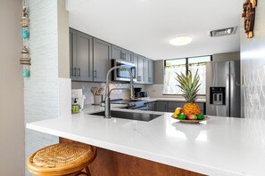 Apartamento, varias camas, lanai, vistas al jardín (White Sands Village 224) | Cocina privada | Hervidor eléctrico