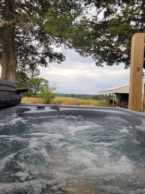 Outdoor spa tub - Cozy Farm Cabin, Rustic Charm/ Modern Luxury/ couples Romantic getaway/ Hot Tub (Protem)