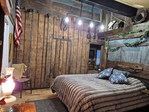 2 bedrooms, desk, iron/ironing board, free WiFi - Cozy Farm Cabin, Rustic Charm/ Modern Luxury/ 5min to Bull Shoals Lake /Hot Tub (Protem)