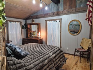 2 bedrooms, desk, iron/ironing board, free WiFi - Cozy Farm Cabin, Rustic Charm/ Modern Luxury/ couples Romantic getaway/ Hot Tub (Protem)