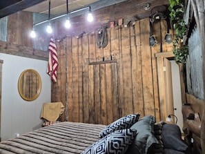 2 bedrooms, desk, iron/ironing board, free WiFi - Cozy Farm Cabin, Rustic Charm/ Luxury/ couples Romantic getaway/ Hot Tub (Protem)