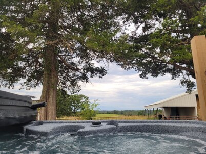 Cozy Farm Cabin, Rustic Charm/ Modern Luxury/ 5min to Bull Shoals Lake /Hot Tub