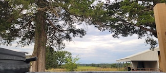 Cozy Farm Cabin, Rustic Charm/ Modern Luxury/ 5min to Bull Shoals Lake /Hot Tub