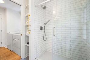 Dusche, Haartrockner, Handtücher, Shampoo