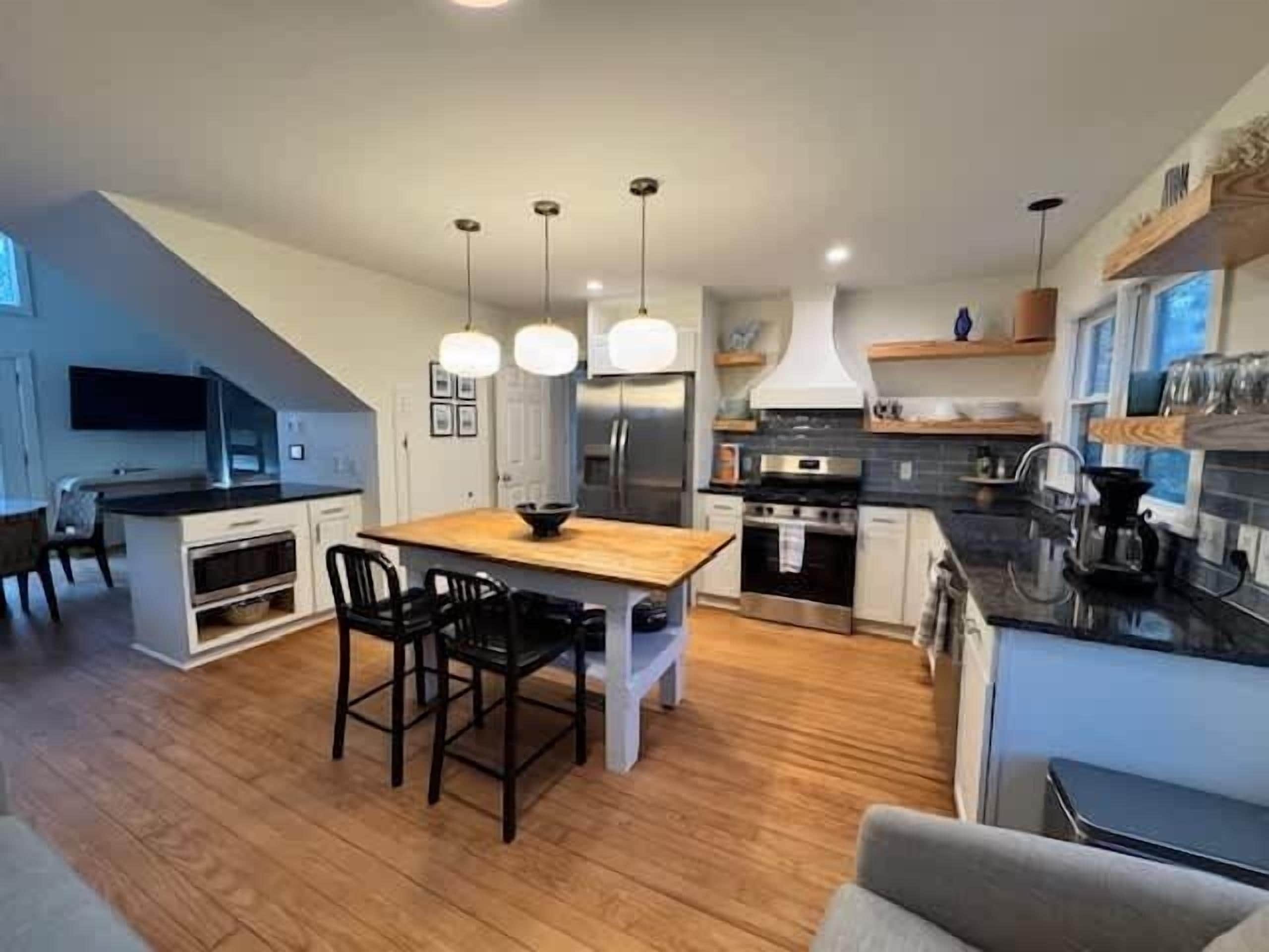 Een koelkast, een oven, een kookplaat, een vaatwasser