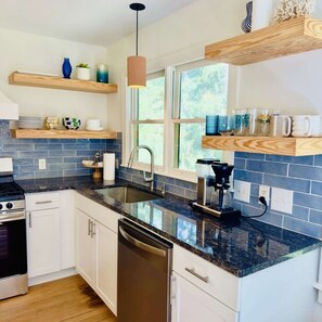 Fridge, oven, stovetop, dishwasher - Welcome to the Marsh Mellow Cottage- Comfortable & Cozy (Daufuskie Island)