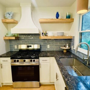 ثلاجة، فرن، موقد طهي مسطح، غسالة أطباق