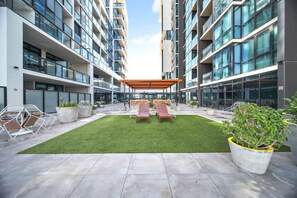 Exterior - City View 2BR Apt with Pool, Gym, Steam & Sauna (Adelaide)