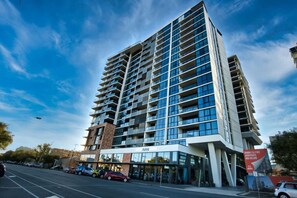 Exterior - City View 2BR Apt with Pool, Gym, Steam & Sauna (Adelaide)