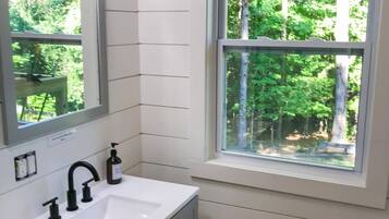 Een douche, een haardroger, handdoeken, zeep