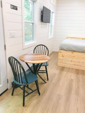 1 bedroom, WiFi, bed sheets - Cozy Clemson TIny House Cabin (Seneca)