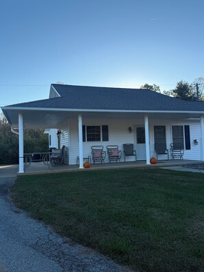 Exterior - Peaceful 1-bedroom cottage surrounded by apple orchards in charming Flat Rock (Flat Rock)