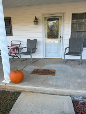 Exterior detail - Peaceful 1-bedroom cottage surrounded by apple orchards in charming Flat Rock (Flat Rock)