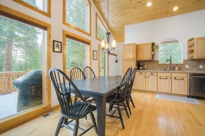 Dining - Parkhaus Pines (Fairplay)