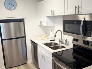 Fridge, microwave, oven, stovetop - Tropical Isle 209🌴Beach Access👙 (Fort Walton Beach)