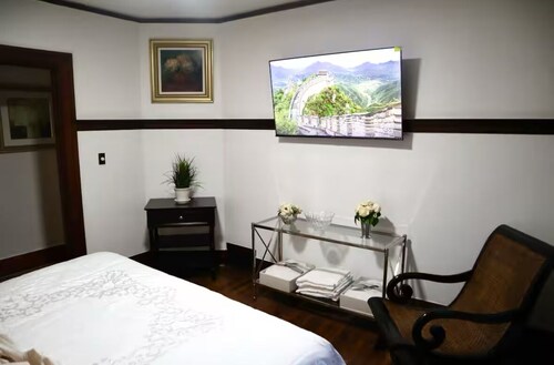 Gorgeous 2BR~ Paris Manor