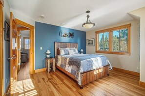 3 bedrooms, free WiFi, bed sheets - Pine Haven Retreat | Walk to Downtown & Pool (Sisters)