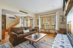 Televisión y chimenea 