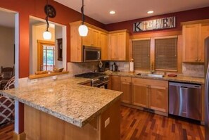 冰箱、微波炉、烤箱、炉灶