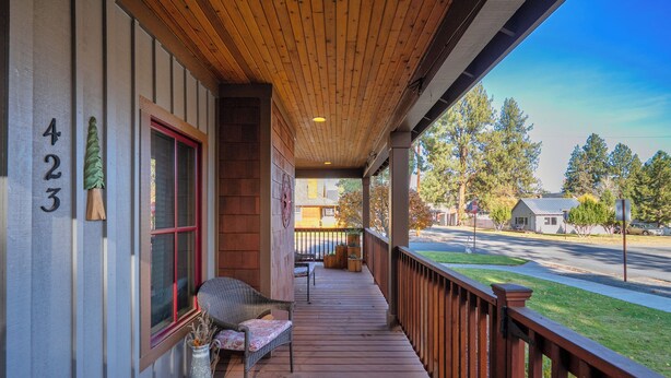 A wooden porch with a bench and a potted plant. - Pine Haven Retreat | Walk to Downtown & Pool (Sisters)