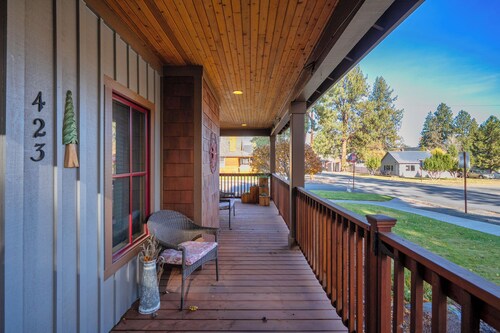 Pine Haven Retreat | Walk to Downtown & Pool