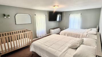 Een strijkplank/strijkijzer, internet, beddengoed