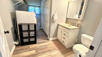 Een haardroger, handdoeken, zeep, toiletpapier