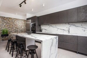 Frigorifero, microonde, forno, piano cottura