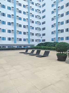 Property grounds - Luxurious City Lights View Condo for Rent in Quezon City (Quezon City)