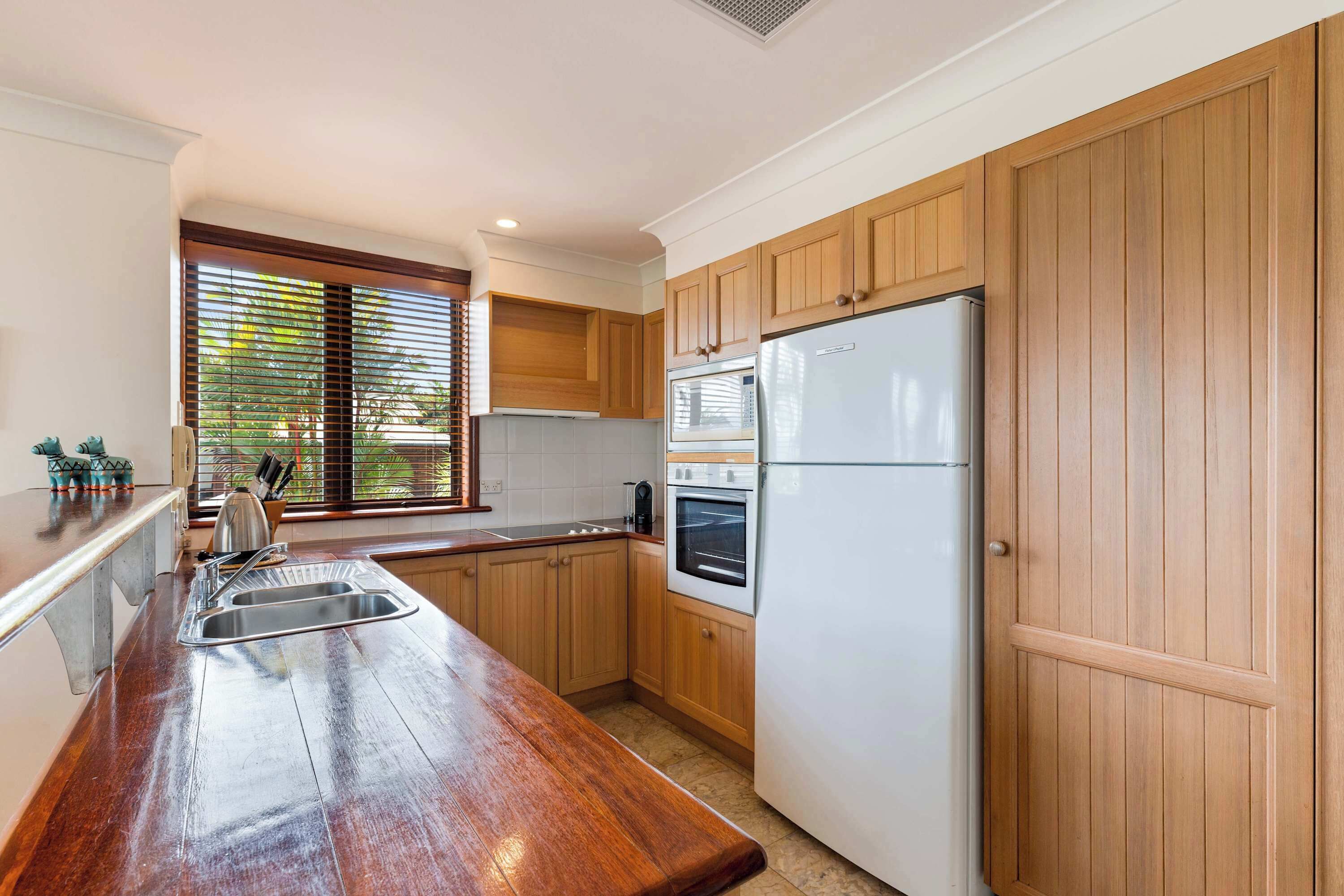 Refrigerador, microondas, placa de cocina, lavavajillas