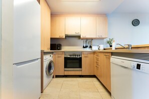 Fridge, microwave, oven, stovetop - Villa in Granada with private terrace (Granada)