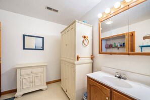 Towels - Bradford House by Seaside Vacations & Sales (Chincoteague)