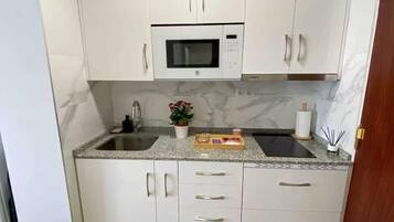 Kjøleskap, mikrobølgeovn, ovn og kokeplater