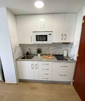 Refrigerador, microondas, horno y parrilla de estufa 