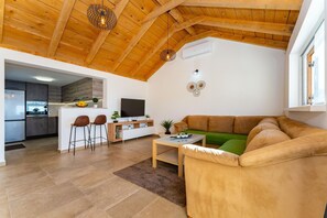 Living area - Holiday Home in Rtina for 4 Guests (Rtina)