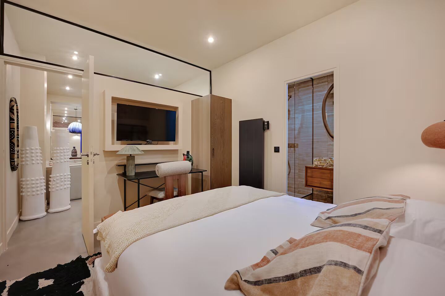 4 bedrooms, iron/ironing board, WiFi, bed sheets