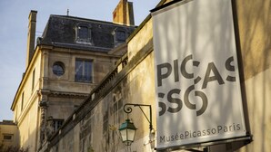 A building with a sign that reads "Musee Picasso Paris". - Marais Rue Archives next to Picasso Museum, Place des Vosges,and Rue de Bretagne (Paris)