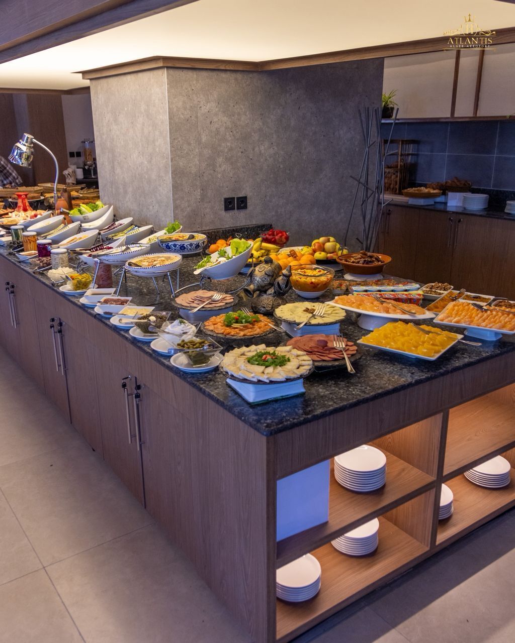 Una mesa de buffet con distintos alimentos y platos.