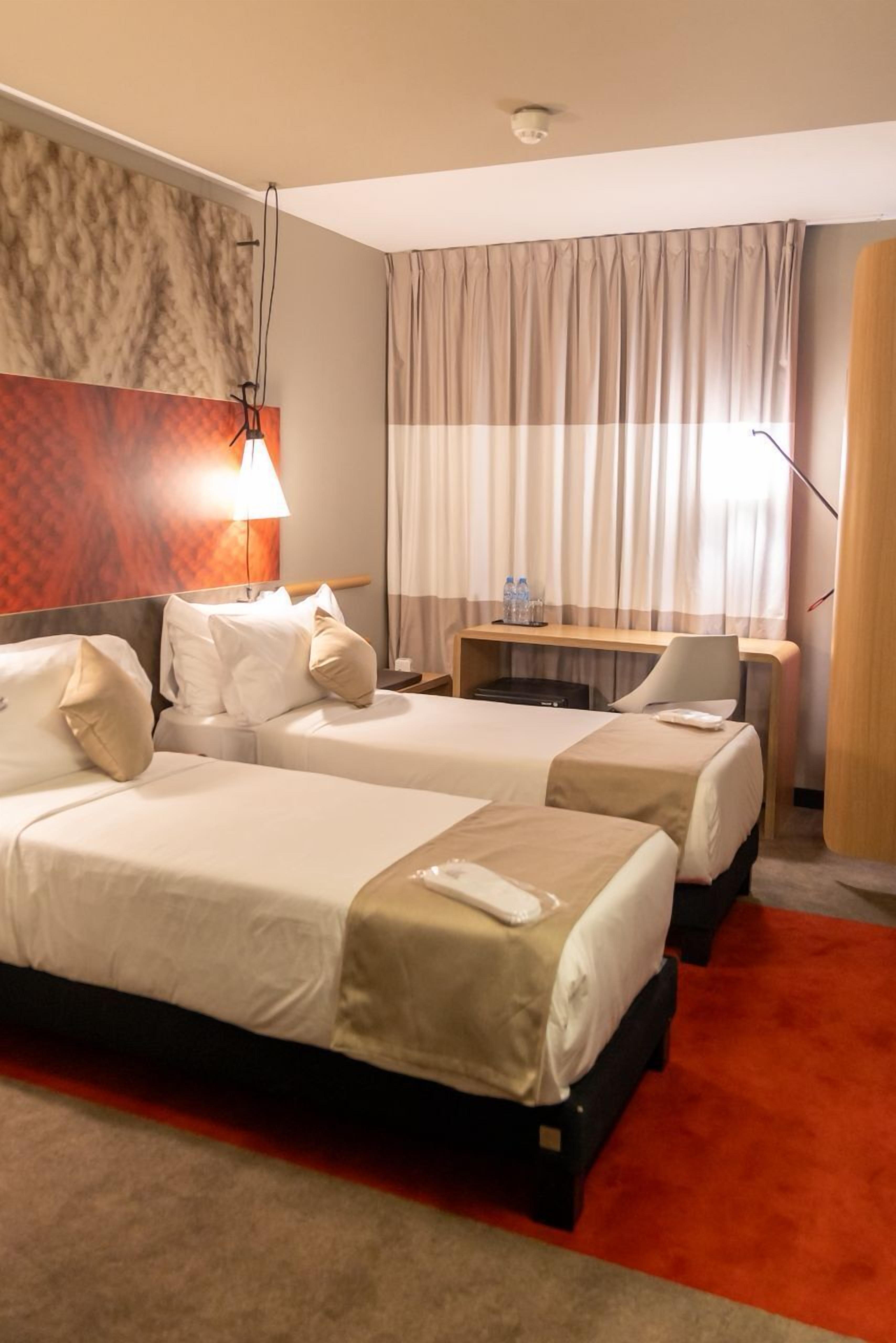 مساحة عمل للكمبيوتر المحمول وتجهيزات عازلة للصوت وواي فاي مجانًا