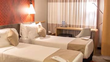 Chambre Classique avec lits jumeaux | Espace de travail pour ordinateur portable, chambres insonorisées