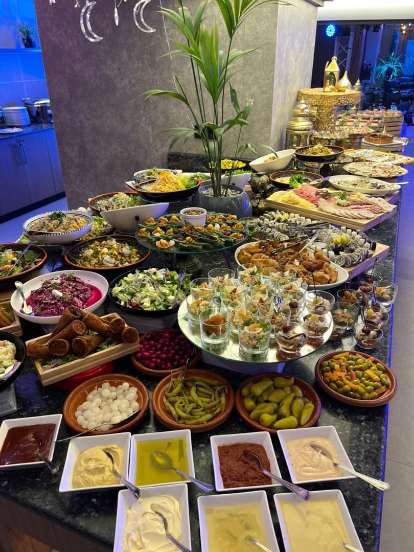 En buffet med forskellige retter og tilbehør.