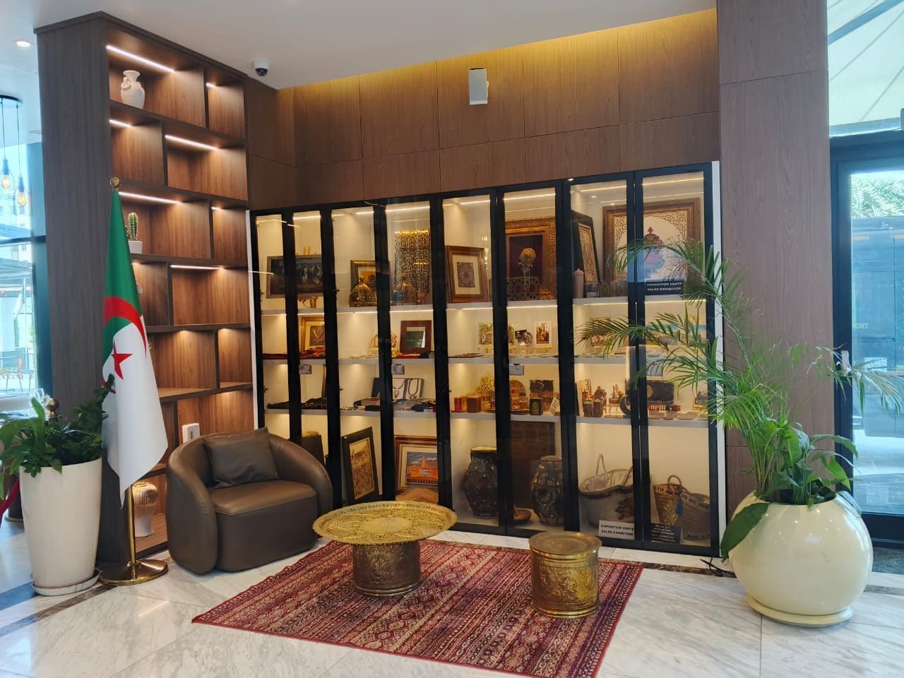 Un hall con zona de estar, exhibición de objetos decorativos e insignia.