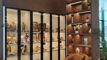 Un intérieur moderne avec une vitrine en verre, des sièges en cuir et un sol en marbre.
