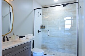 Shower, hair dryer, towels, soap - NEW 3BR Riverfront Luxury Condo with Private Beach Access (Melbourne Beach)