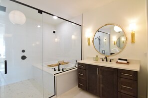 Douche, sèche-cheveux, serviettes fournies, savon