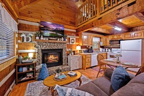Interior - Hot Tub, View, Pool Table, Fireplace, Honeymoon! (Sevierville)