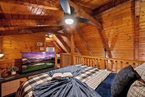 1 bedroom, iron/ironing board, travel cot, WiFi - Hot Tub, View, Pool Table, Fireplace, Honeymoon! (Sevierville)